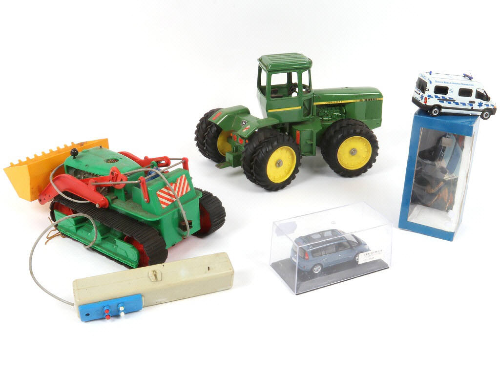 Lot 46 - DIVERS (4)
