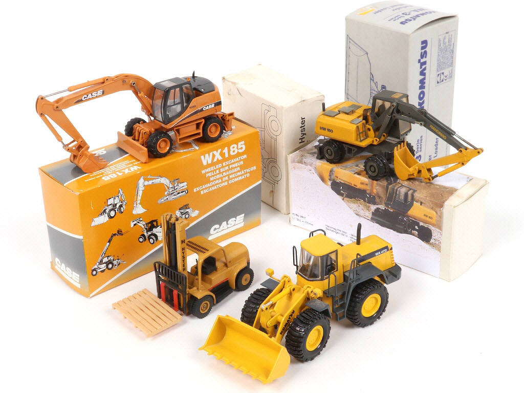 Lot 109 - DIVERS (4)