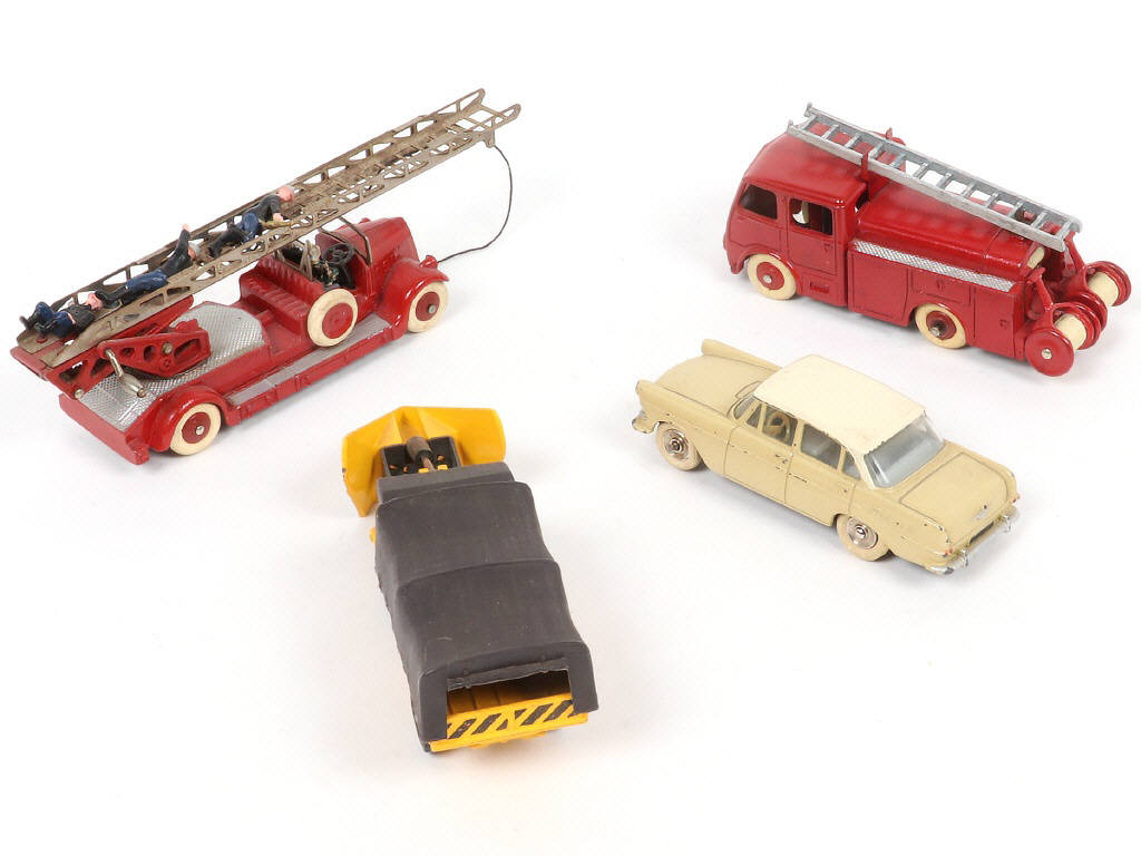 Lot 291 - DINKY TOYS (FRANCE) (9)