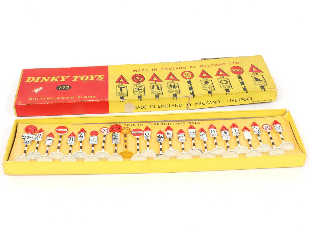 Lot 221 - DINKY TOYS (GB) (1)