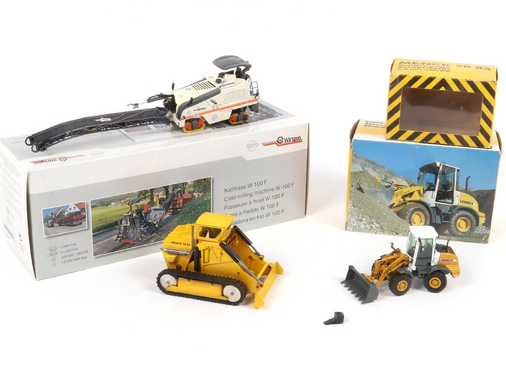 Lot 48 - DIVERS (3)