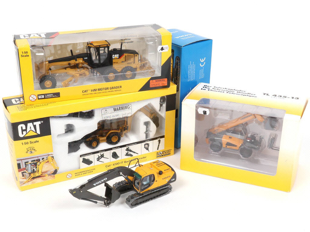 Lot 77 - DIVERS (4)