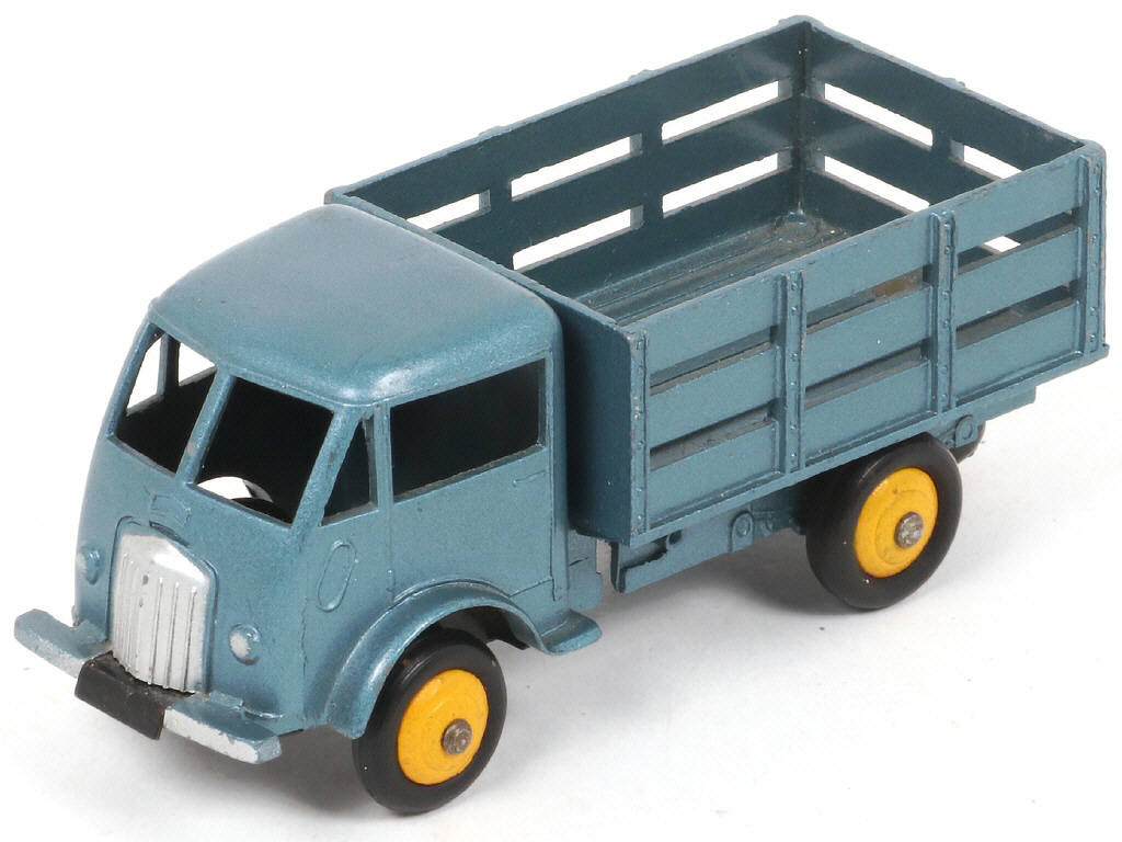 Lot 329 - DINKY TOYS (FRANCE) (1)