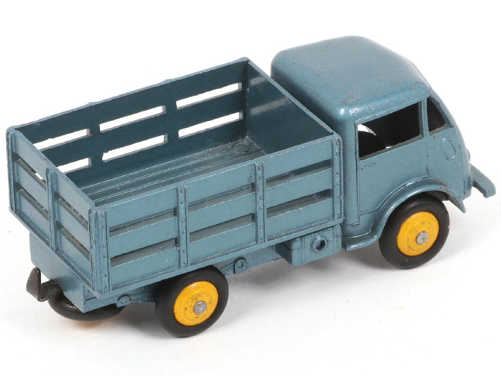 Lot 329 - DINKY TOYS (FRANCE) (1)
