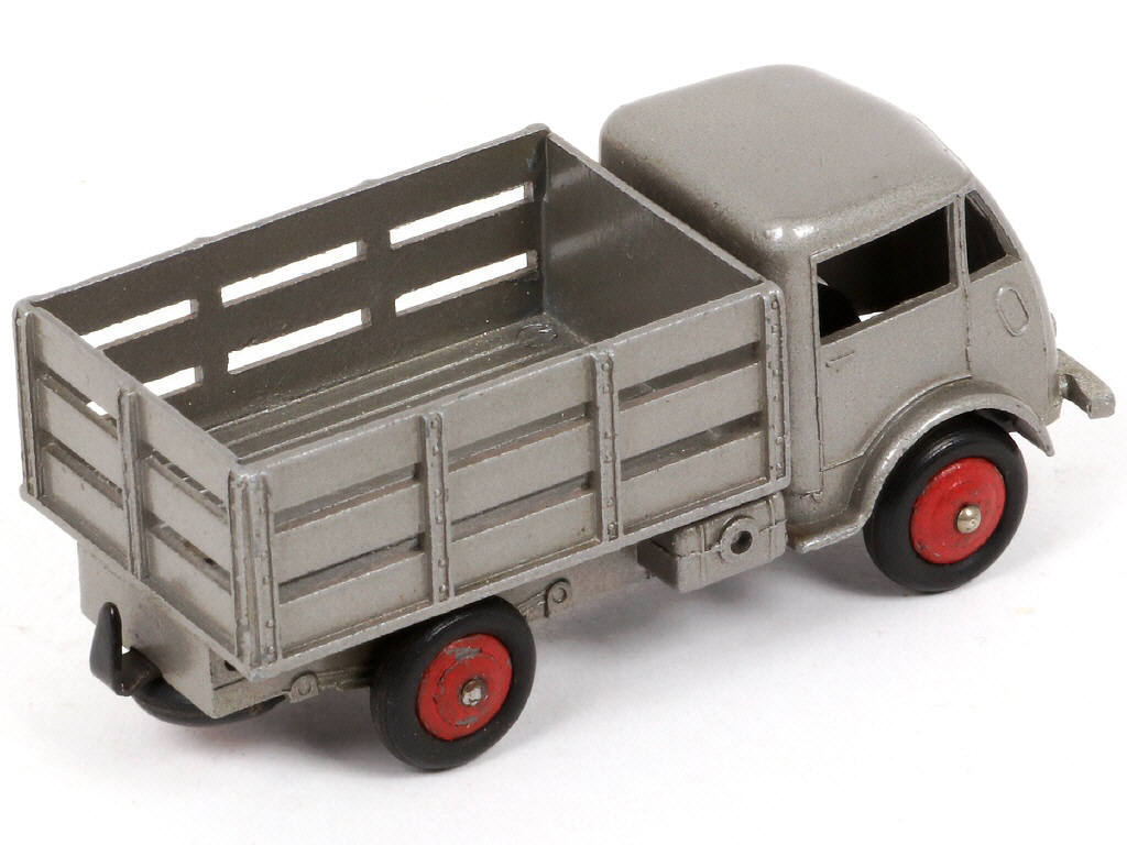 Lot 328 - DINKY TOYS (FRANCE) (1)