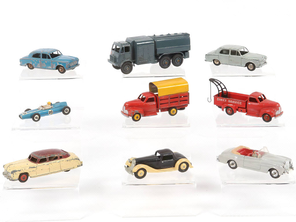 Lot 289 - DINKY TOYS (9)