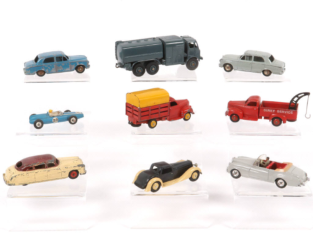 Lot 289 - DINKY TOYS (9)