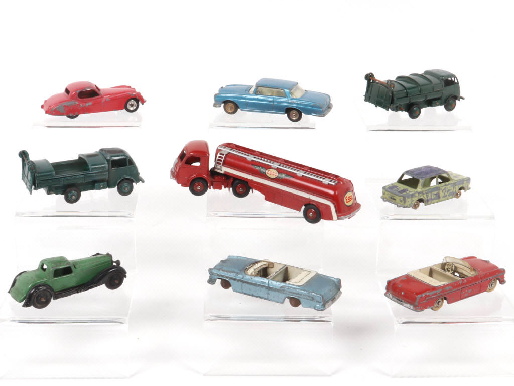 Lot 285 - DINKY TOYS (9)