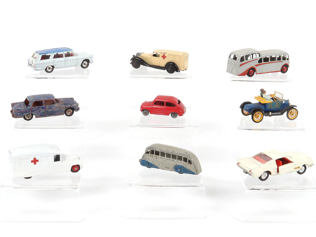 Lot 286 - DINKY TOYS (9)