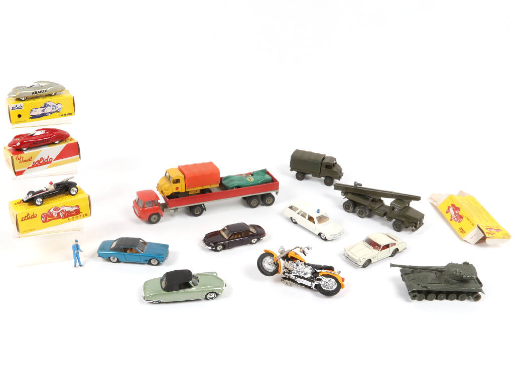 Lot 57 - DIVERS (16)
