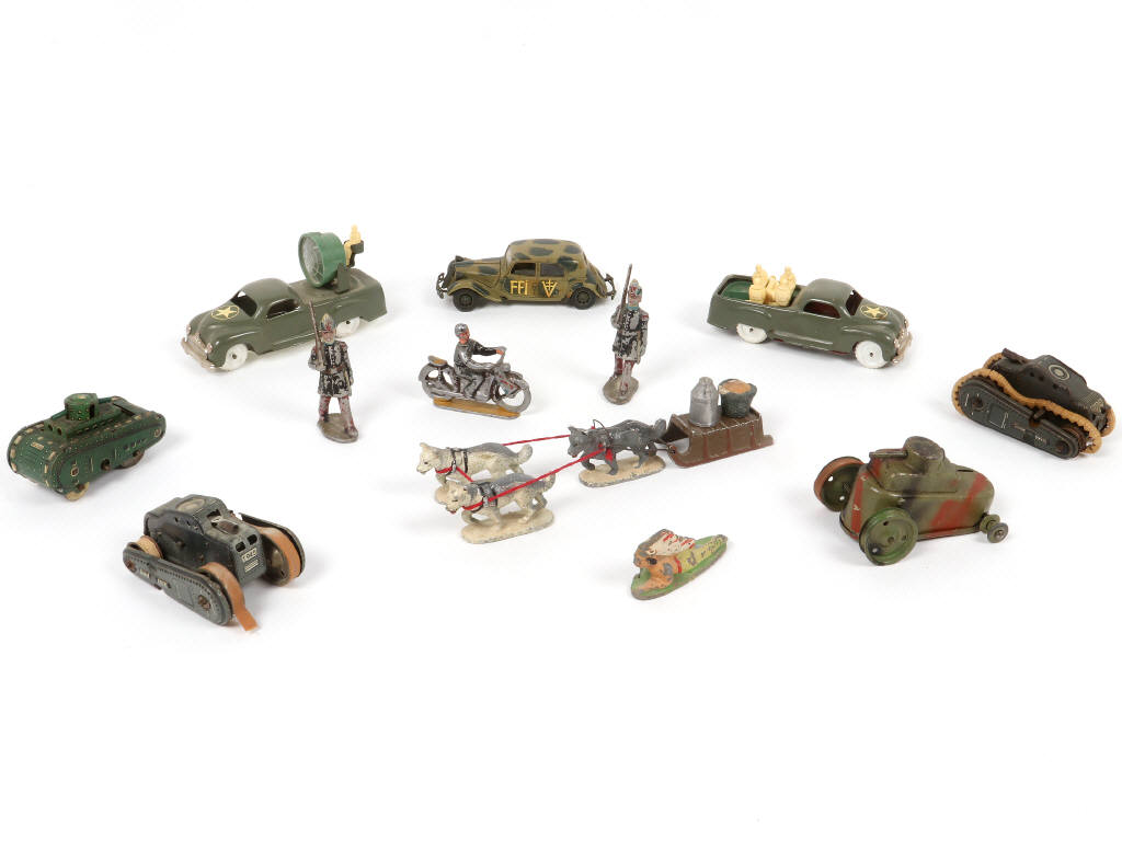 Lot 233 - DIVERS (14)