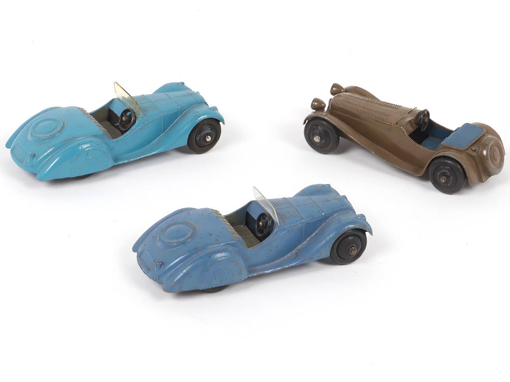 Lot 277 - DINKY TOYS (3)