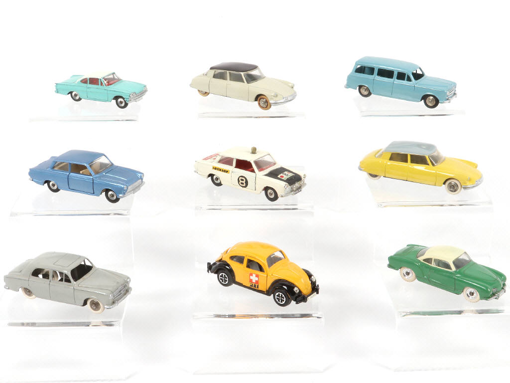 Lot 280 - DINKY TOYS (9)