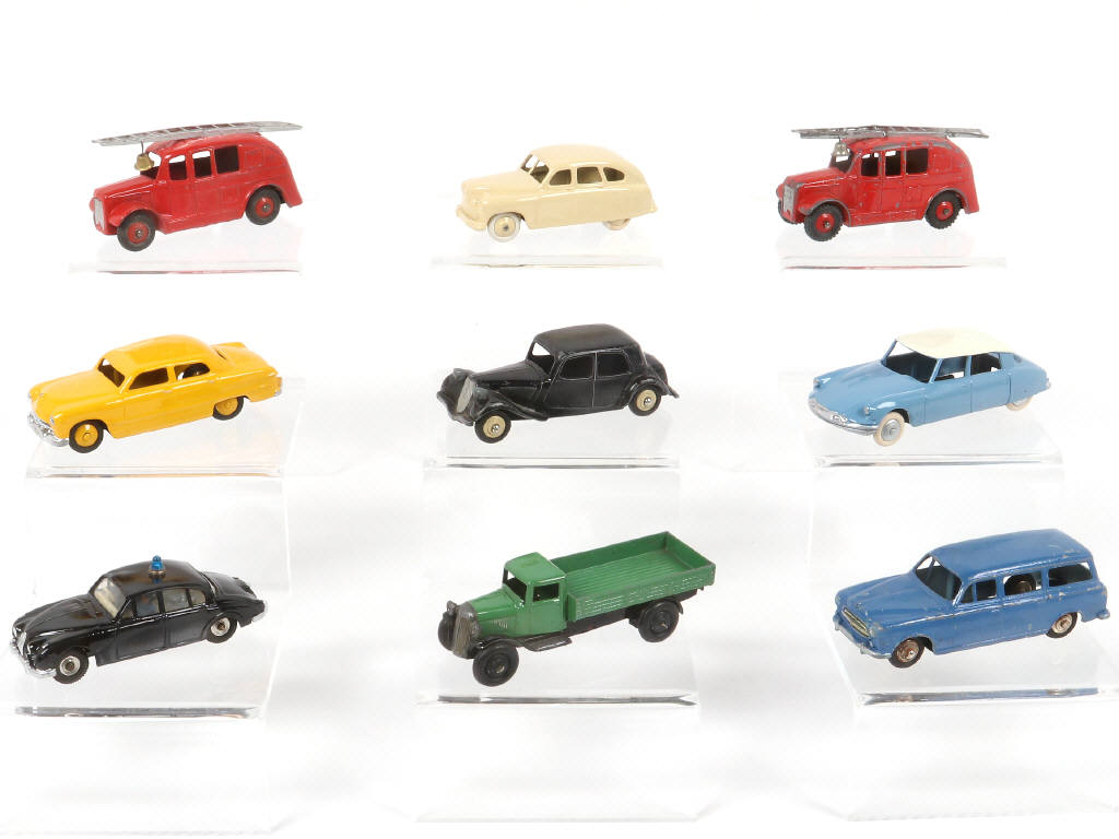 Lot 293 - DINKY TOYS (9)