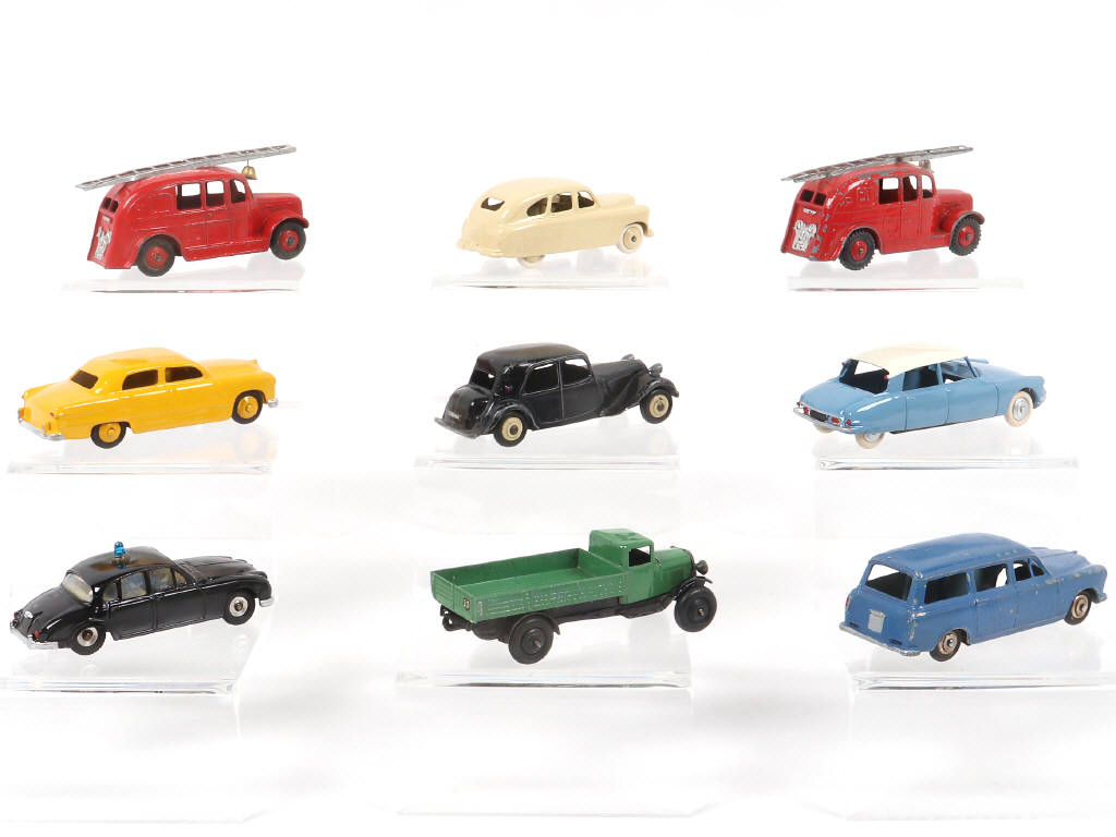 Lot 293 - DINKY TOYS (9)