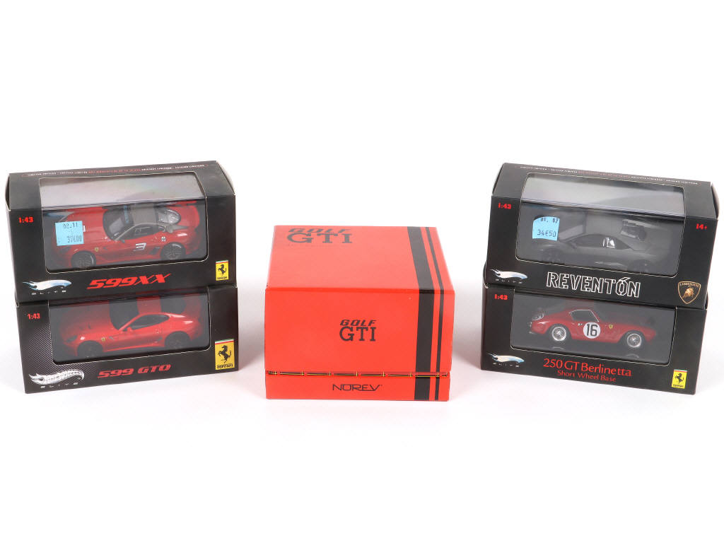 Lot 42 - DIVERS (5)