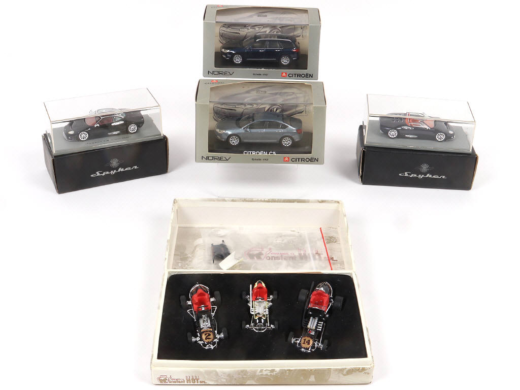 Lot 43 - DIVERS (5)