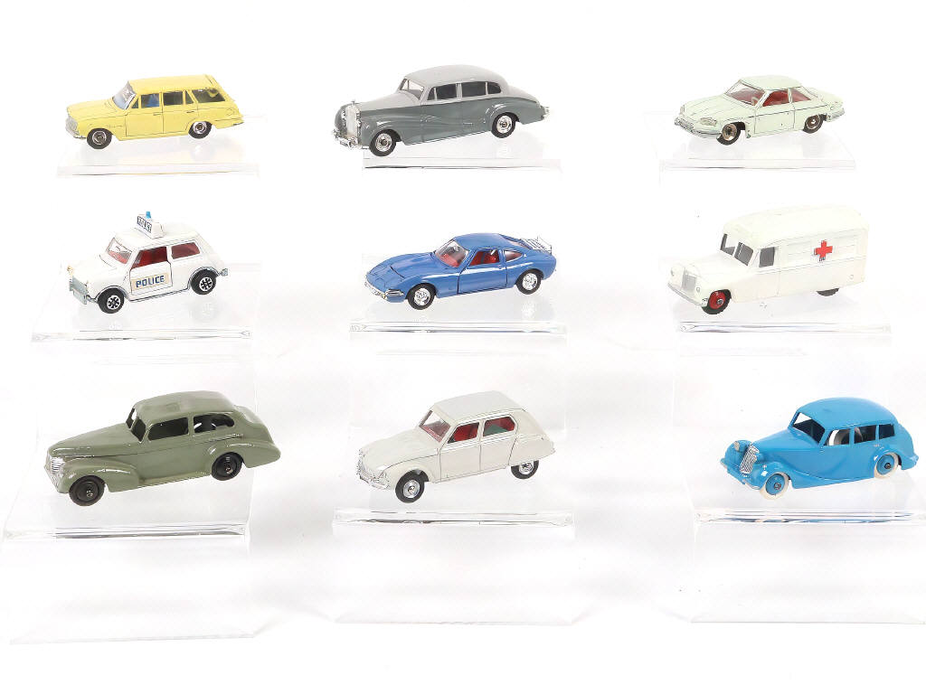 Lot 290 - DINKY TOYS (9)