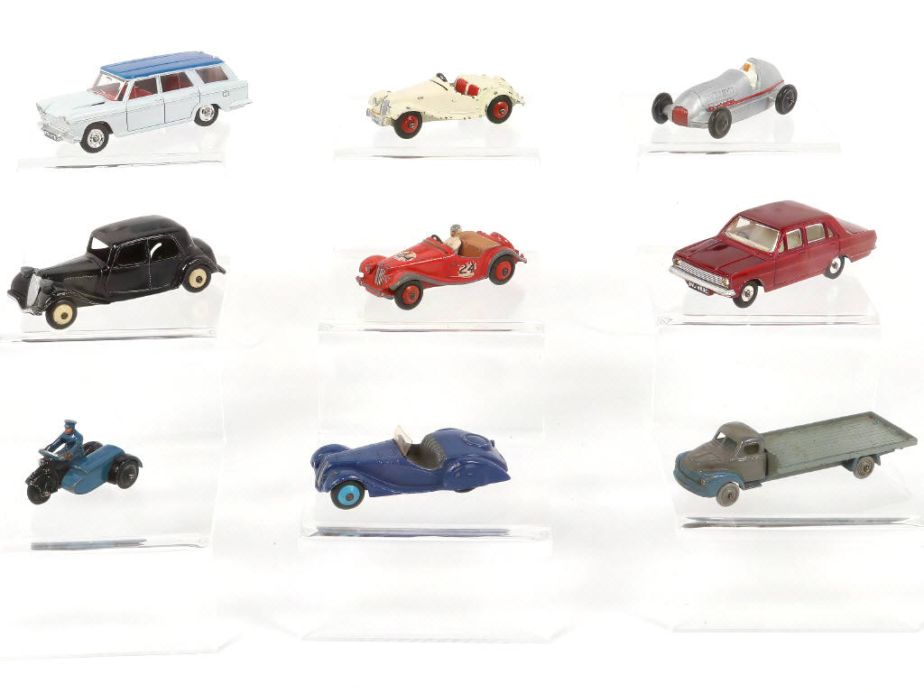 Lot 291 - DINKY TOYS (9)