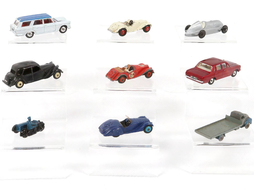 Lot 291 - DINKY TOYS (9)