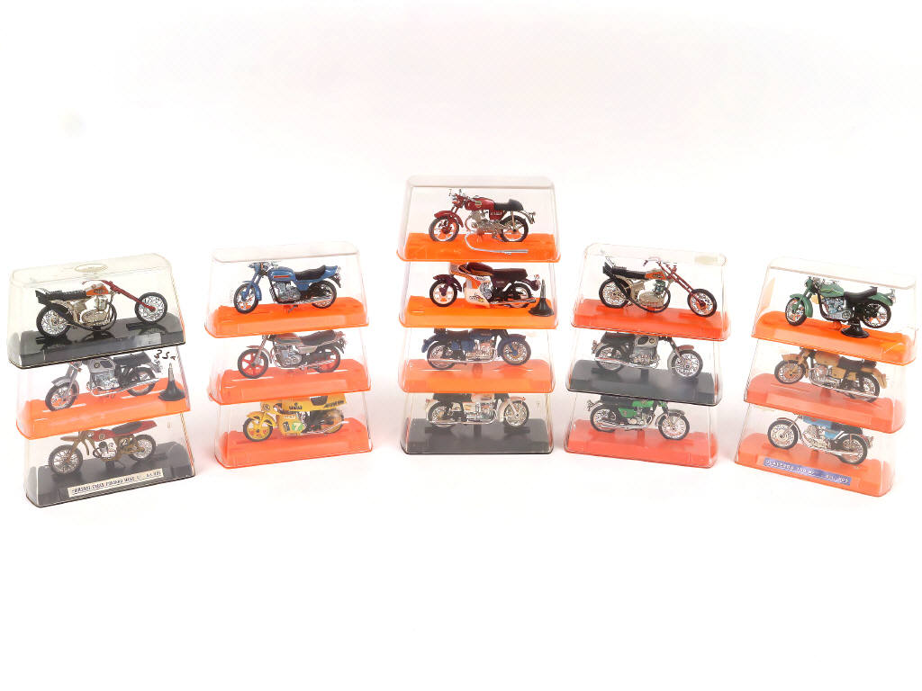Lot 65 - DIVERS (16)