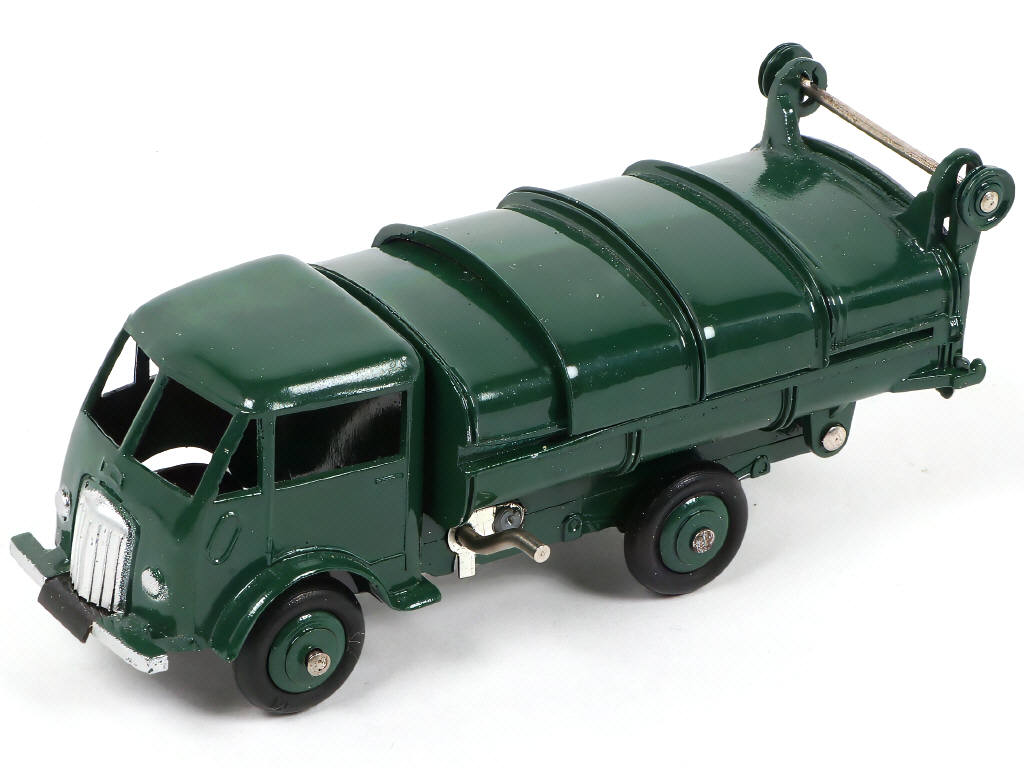 Lot 299 - DINKY TOYS (FRANCE) (1)