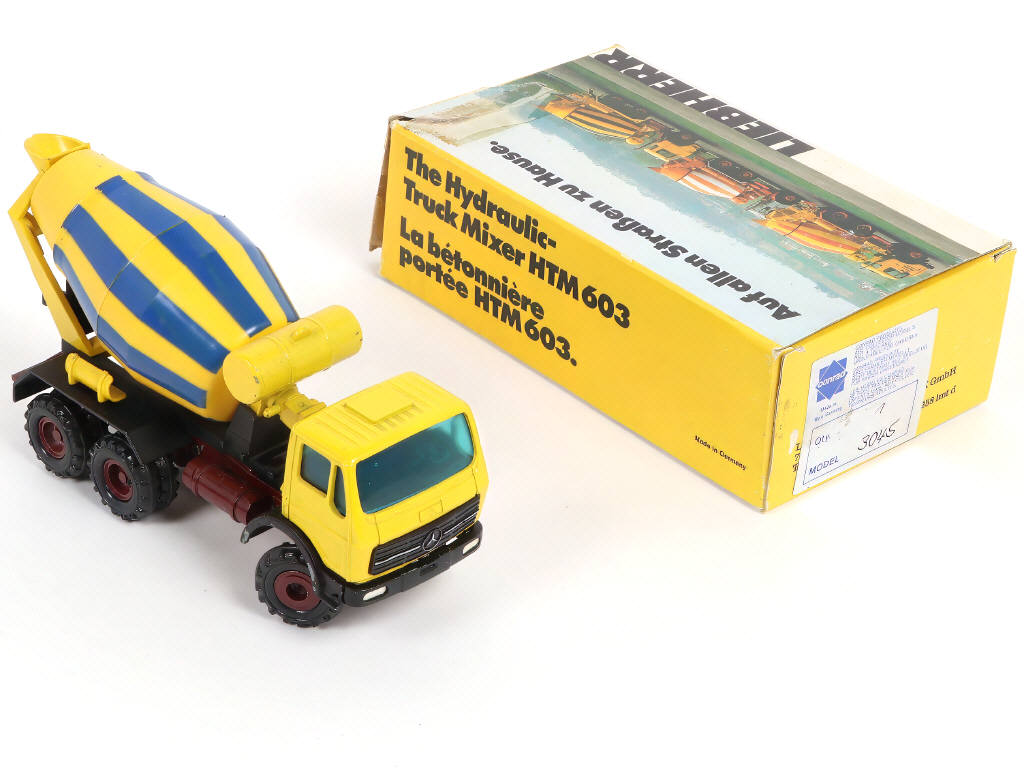 Lot 41 - DIVERS (3)