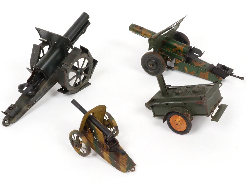 Lot 25 - DIVERS (4)