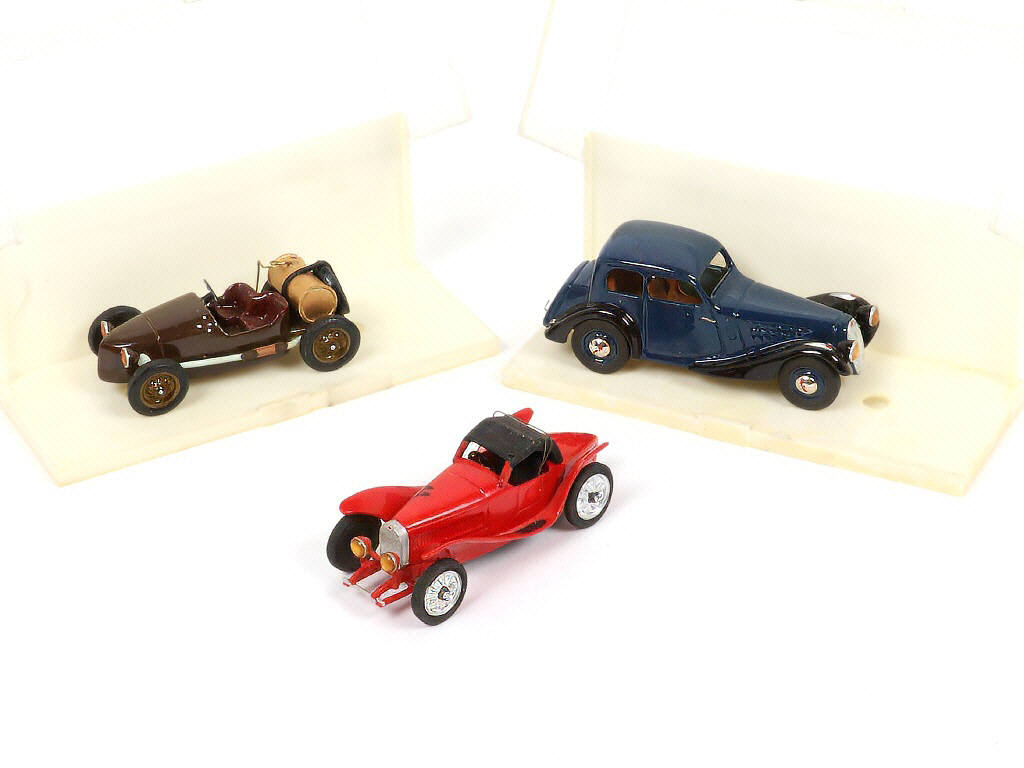 Lot 40 - DIVERS (3)