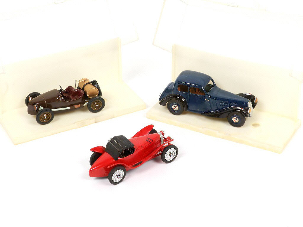 Lot 40 - DIVERS (3)