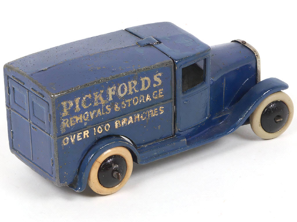 Lot 376 - DINKY TOYS (GB) (1)
