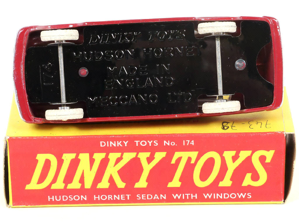 Lot 397 - DINKY TOYS (GB) (1)