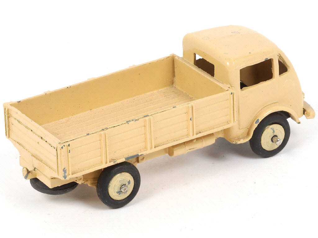 Lot 352 - DINKY TOYS (FRANCE) (1)