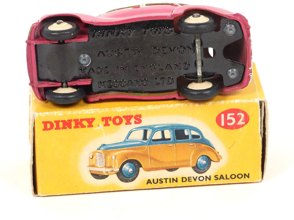 Lot 394 - DINKY TOYS (GB) (1)