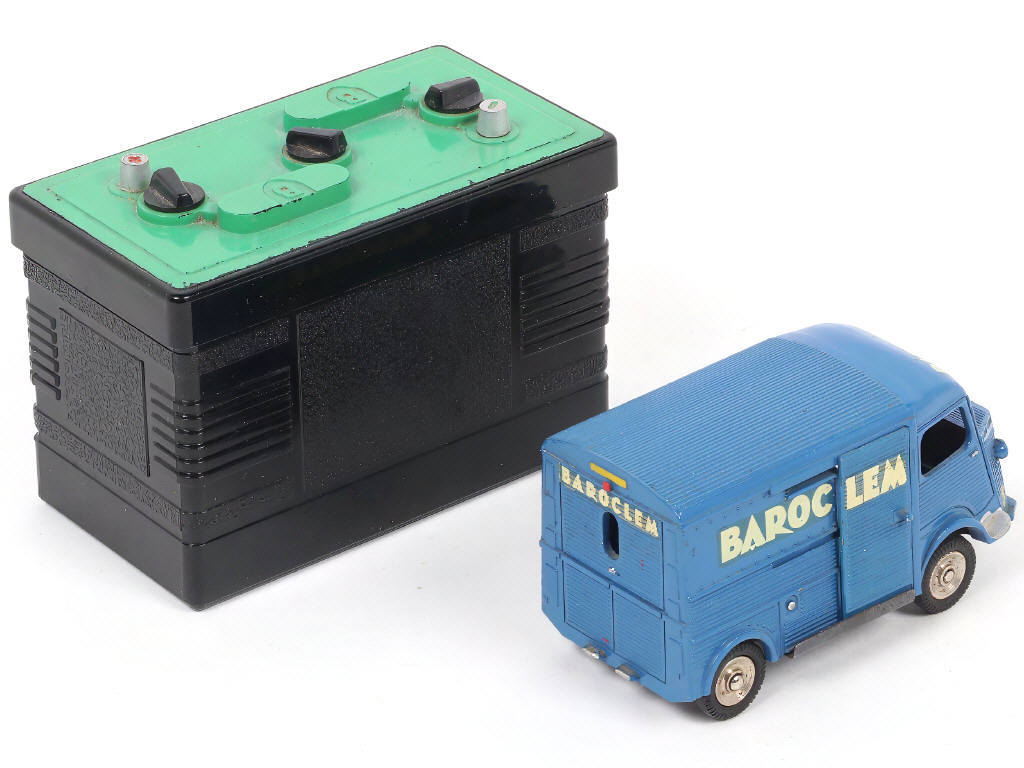 Lot 357 - DINKY TOYS (FRANCE) (1)