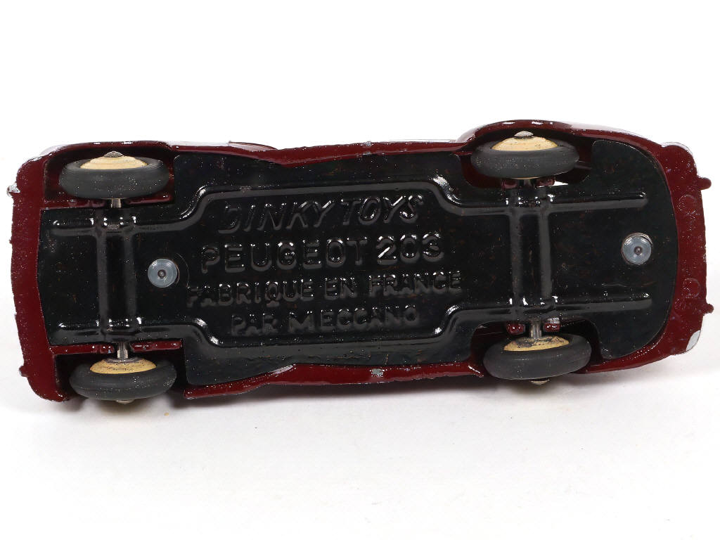Lot 303 - DINKY TOYS (FRANCE) (1)
