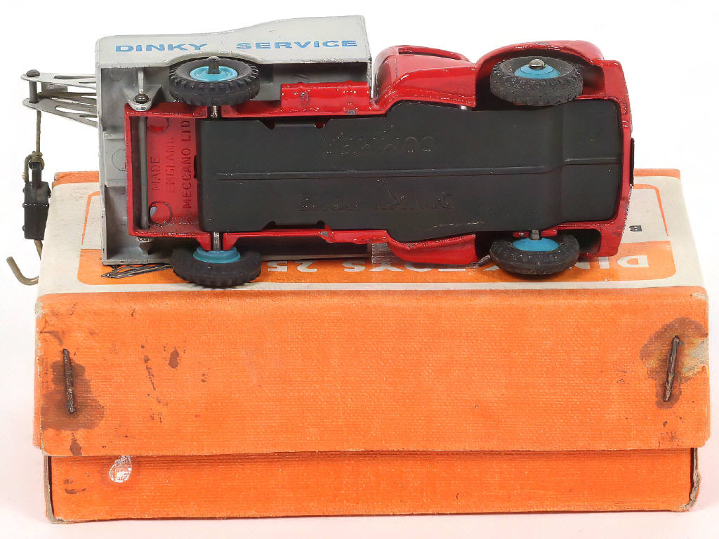 Lot 405 - DINKY TOYS (GB) (1)