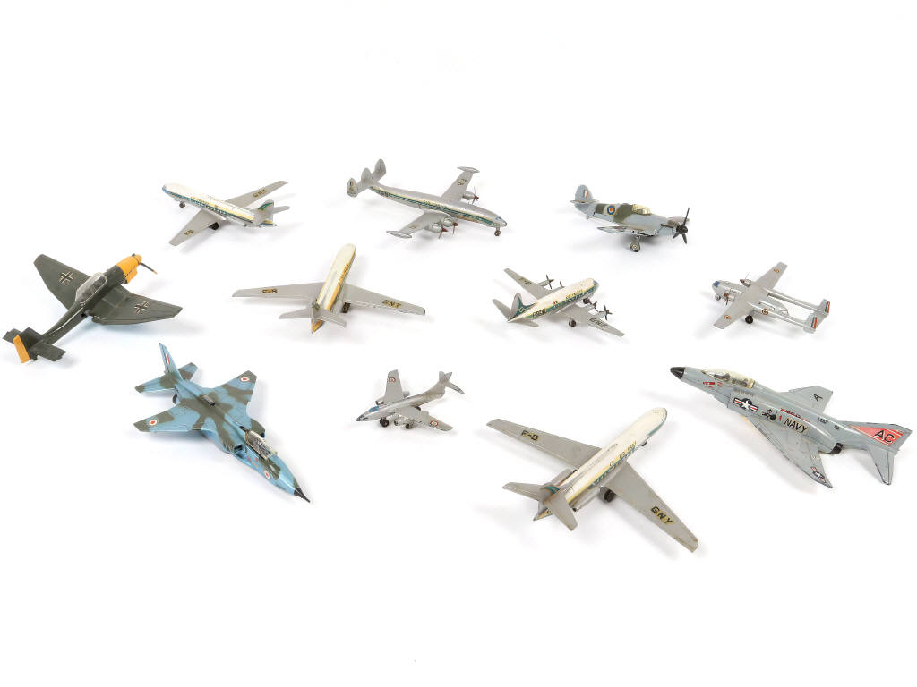 Lot 195 - DINKY TOYS (11)