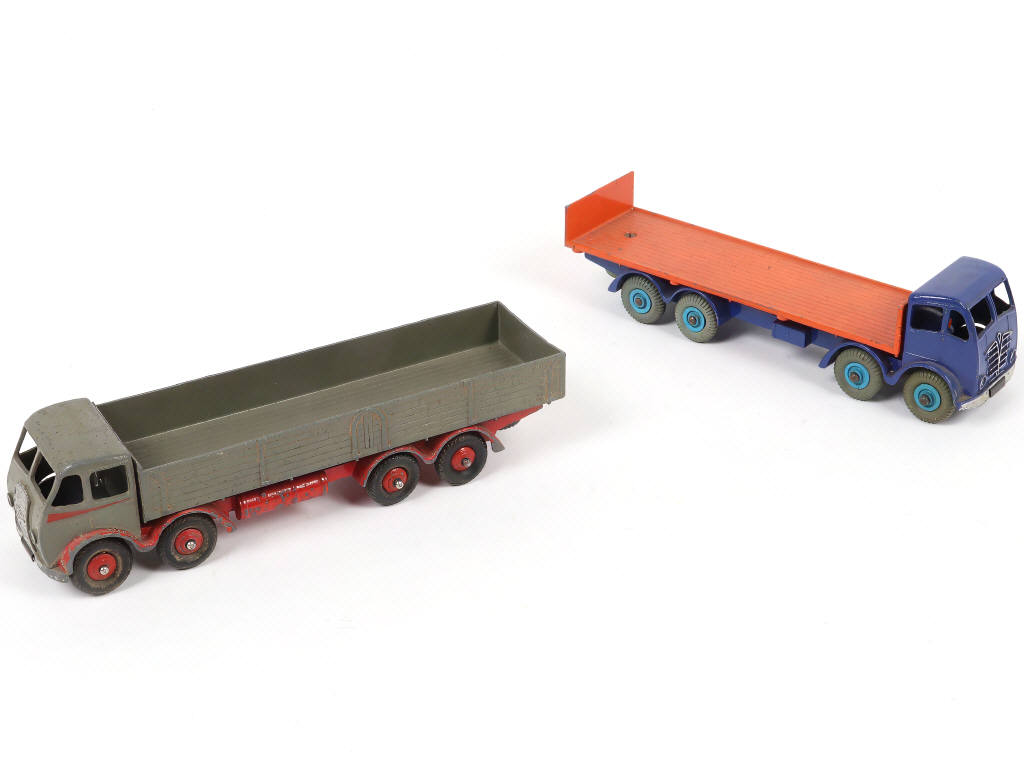 Lot 174 - DINKY TOYS (GB) (2)