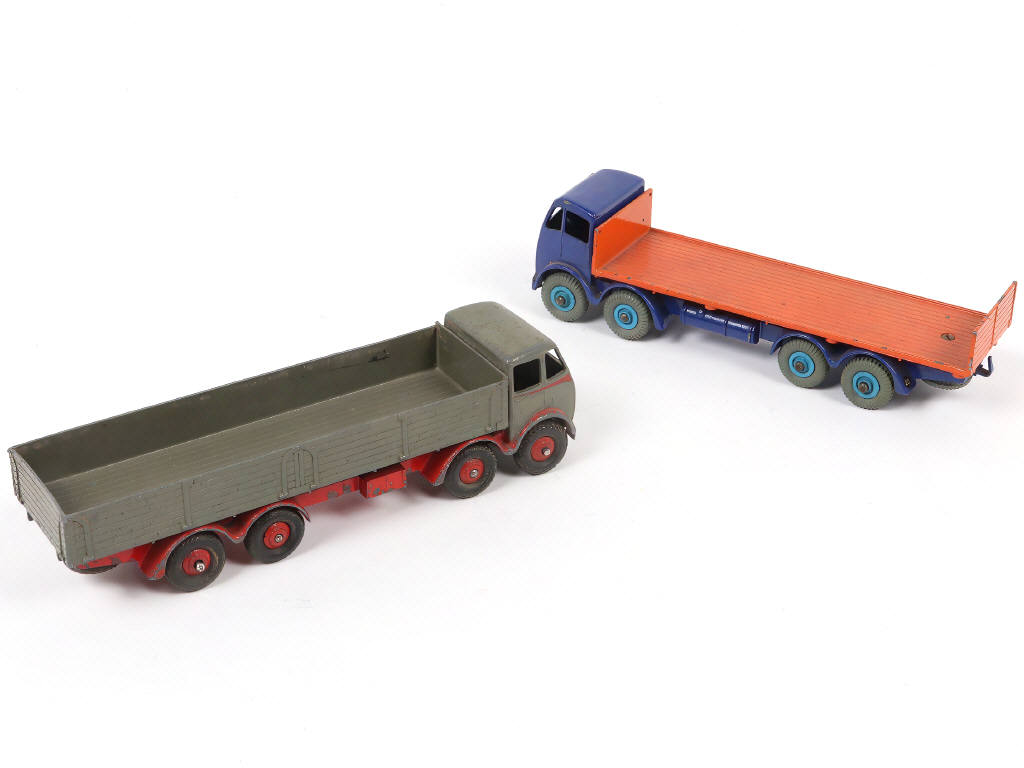 Lot 174 - DINKY TOYS (GB) (2)