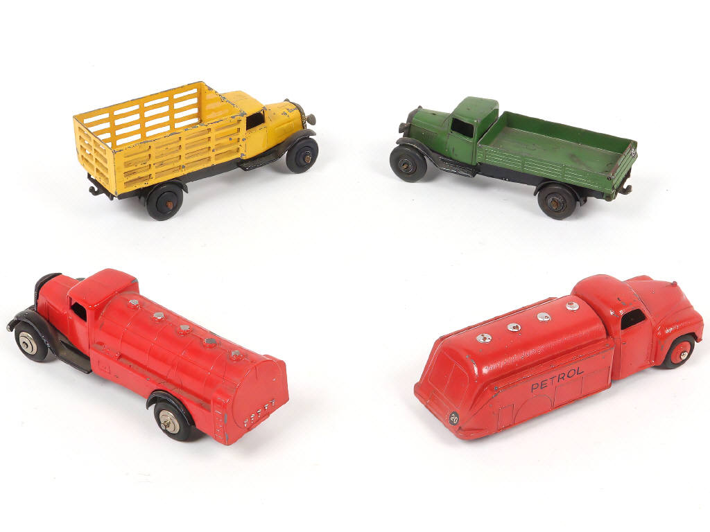 Lot 186 - DINKY TOYS (GB) (4)
