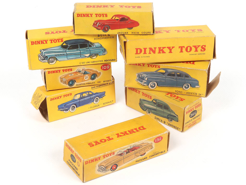 Lot 220 - DINKY TOYS (8)