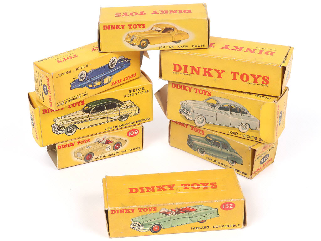 Lot 220 - DINKY TOYS (8)