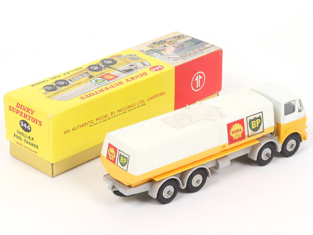 Lot 205 - DINKY TOYS (GB) (1)