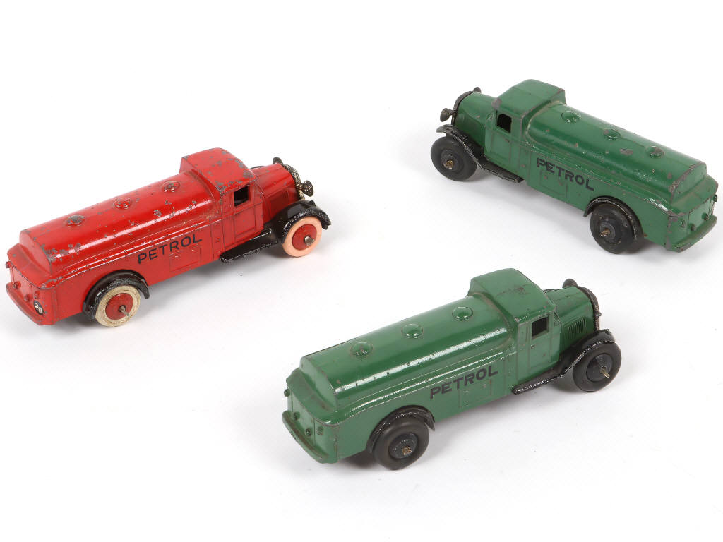 Lot 246 - DINKY TOYS (GB) (3)