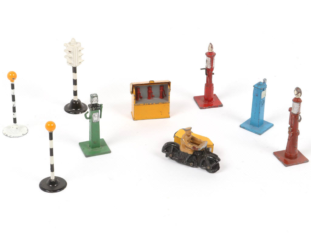 Lot 258 - DINKY TOYS (GB) (9)