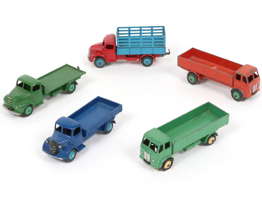 Lot 254 - DINKY TOYS (GB) (5)