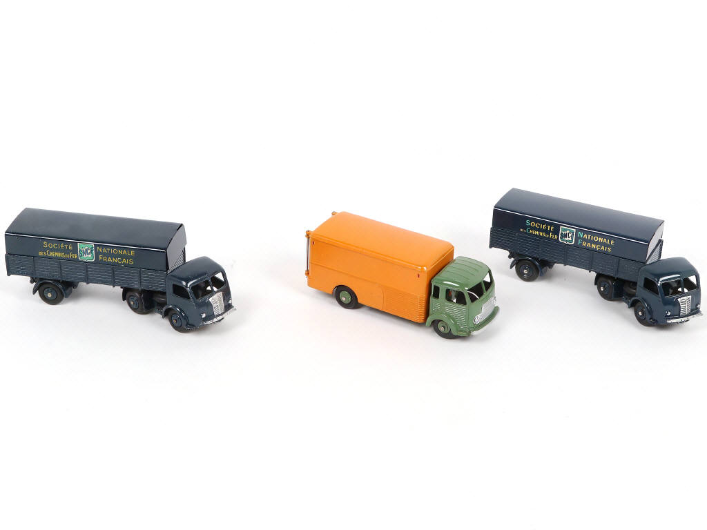 Lot 326 - DINKY TOYS (FRANCE) (3)