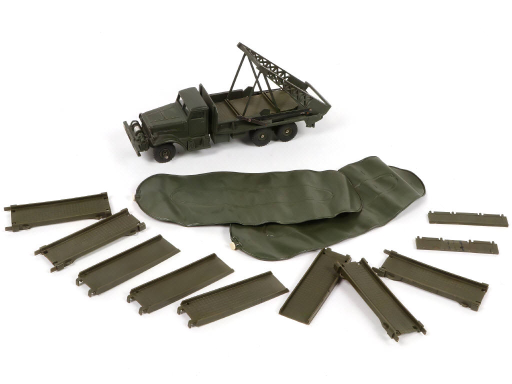 Lot 327 - DINKY TOYS (FRANCE) (3)