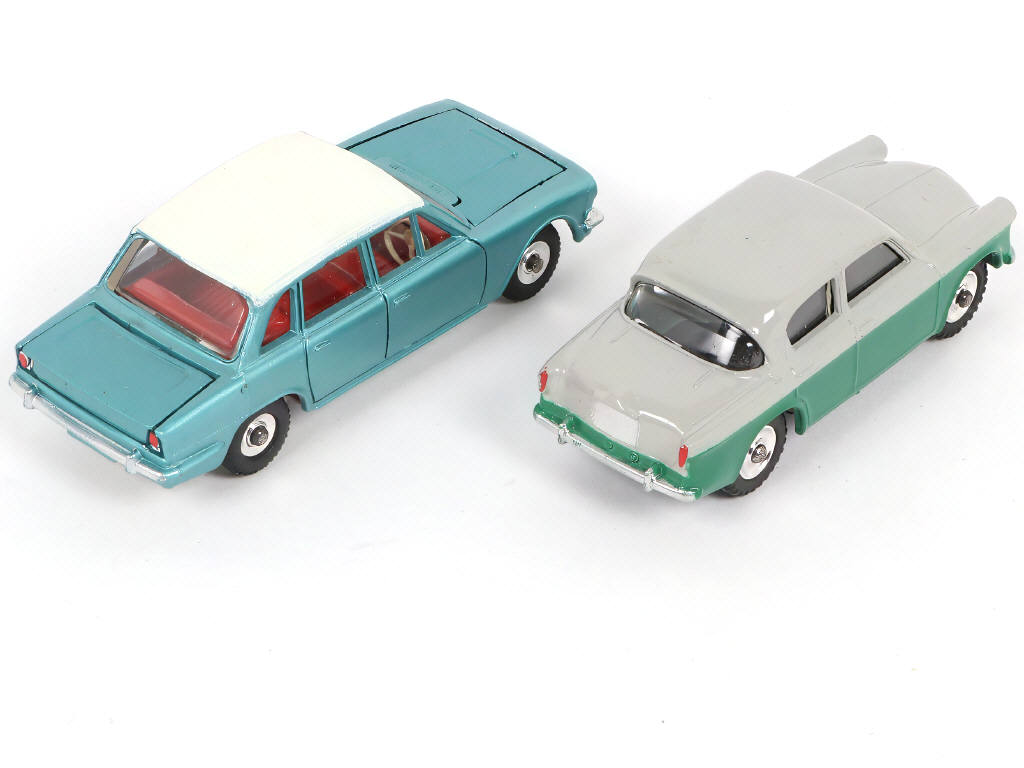 Lot 261 - DINKY TOYS (GB) (2)